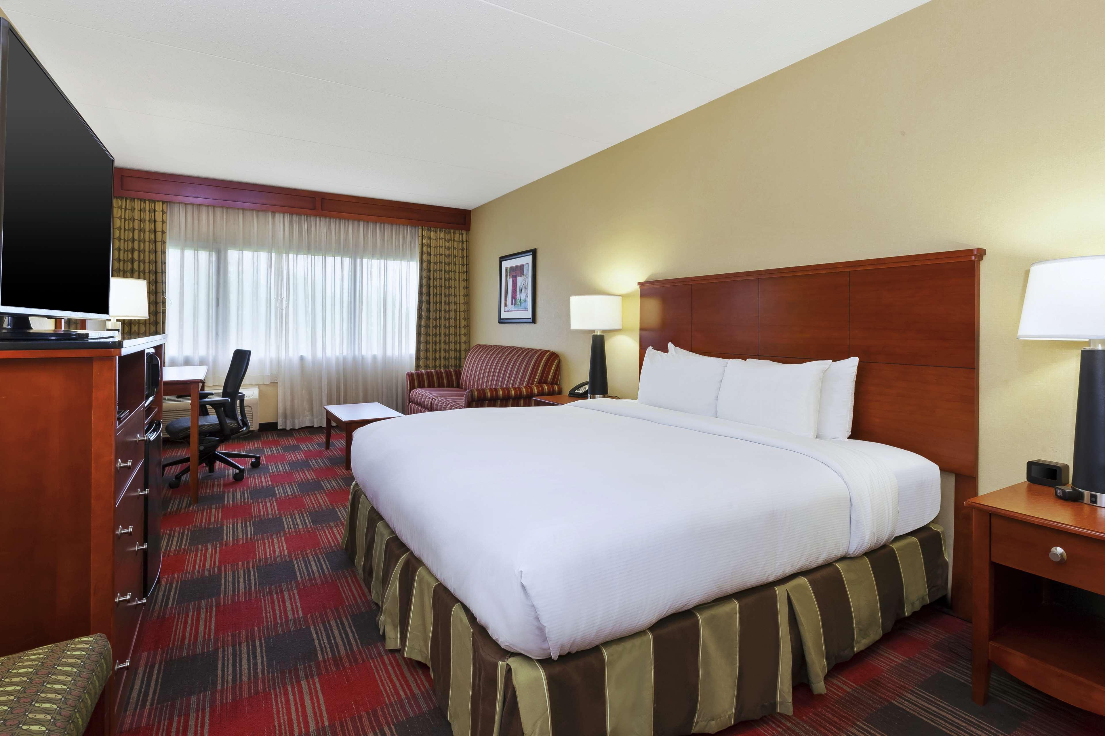 Doubletree By Hilton Holland Hotel Exterior photo