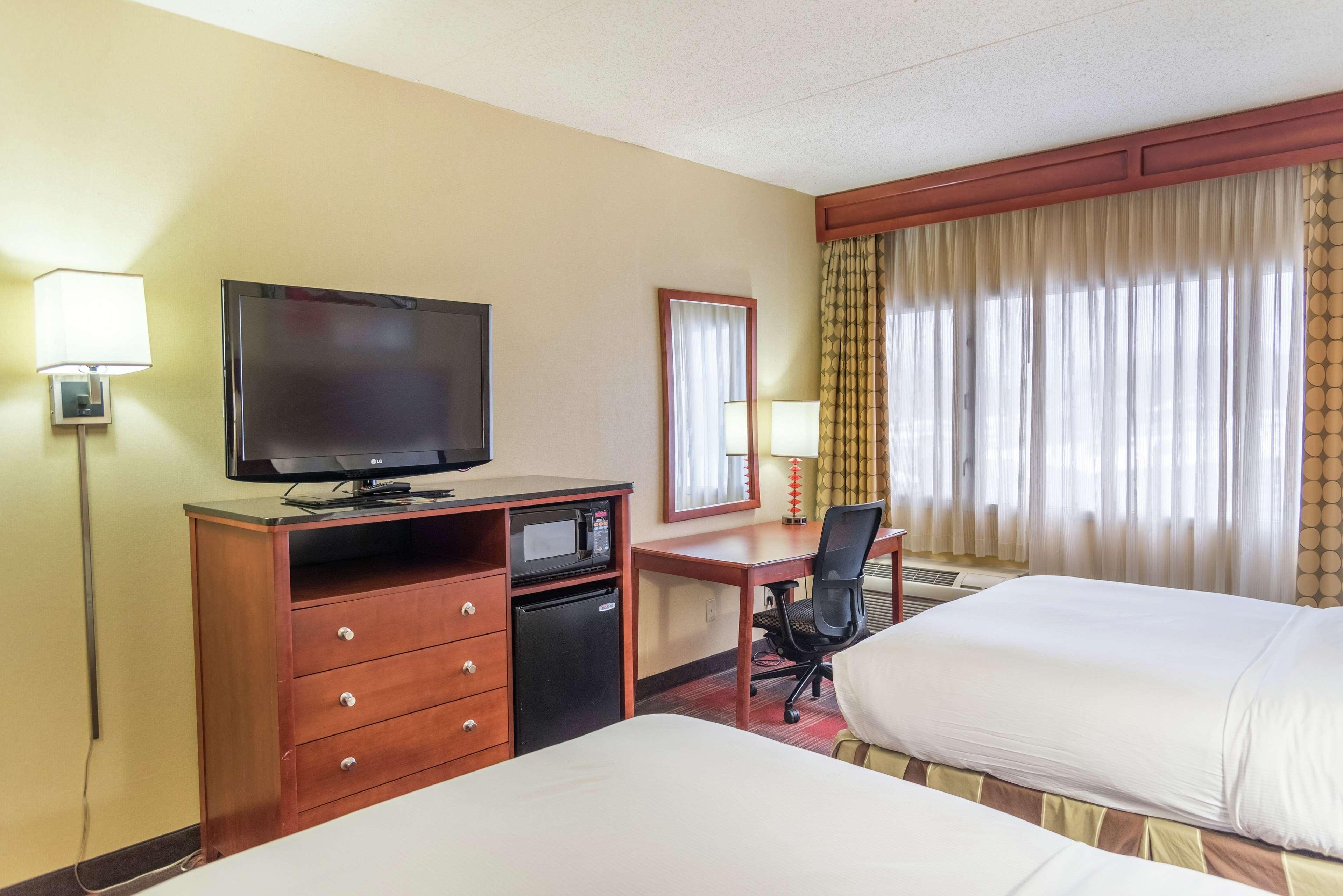 Doubletree By Hilton Holland Hotel Exterior photo