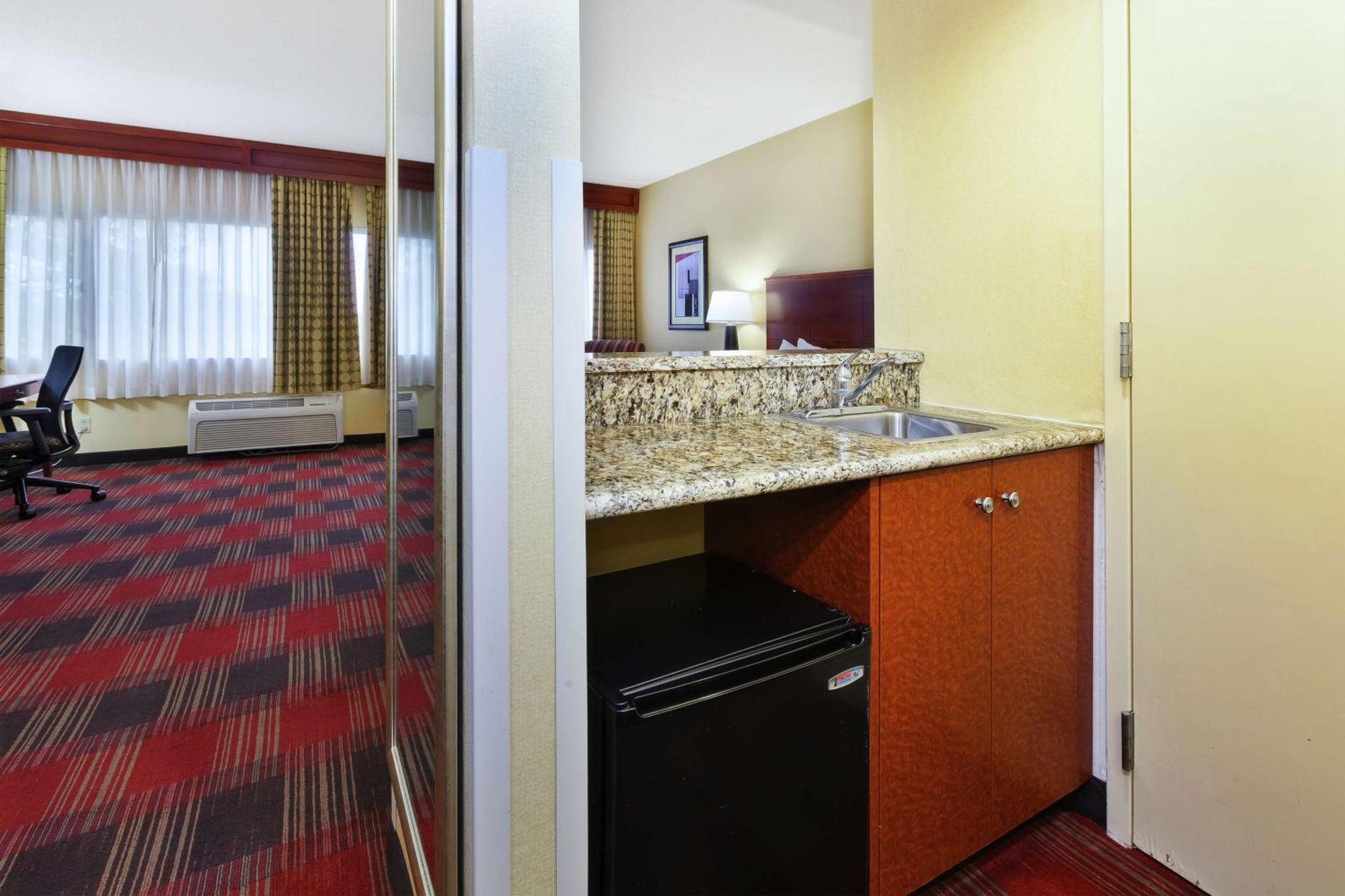Doubletree By Hilton Holland Hotel Exterior photo