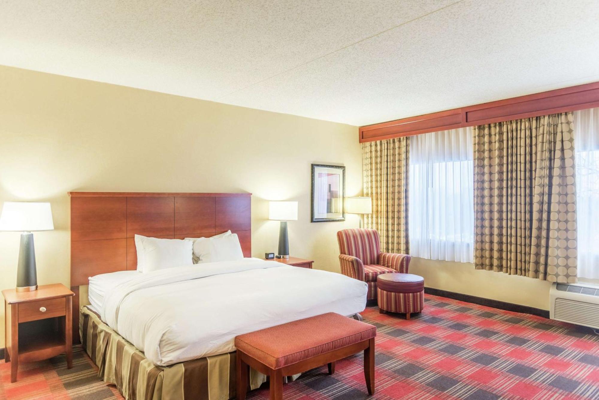 Doubletree By Hilton Holland Hotel Exterior photo